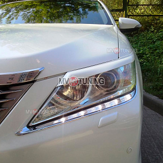 Крашеный комплект. Реснички на фары Toyota Camry V50 (2012-2014) Цвет Белый 040 + УСТАНОВОЧНЫЙ КОМПЛЕКТ