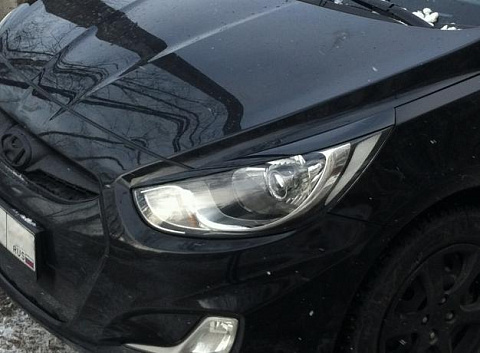 Крашеный комплект. Реснички на фары var №1 Hyundai Solaris (2010-2013) Цвет Черный MZH + УСТАНОВОЧНЫЙ КОМПЛЕКТ