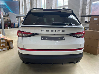 BLACKOUT EDITION. Спойлер крашенный Черный глянец для Skoda Kodiaq I поколение 2016 - 2023