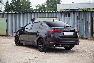 BLACKOUT EDITION. Спойлер лип крашенный Черный глянец Skoda Rapid II Gen (2020 - 2024 - по настоящее время) + УСТАНОВОЧНЫЙ КОМПЛЕКТ