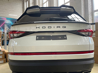 Ресничка между задних фонарей для Skoda Kodiaq (2016-2024) под покраску