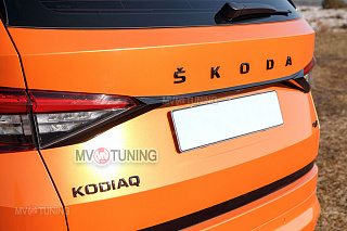 Ресничка между задних фонарей для Skoda Kodiaq (2016-2024) Черный глянец