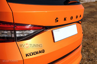 Ресничка между задних фонарей для Skoda Kodiaq (2016-2024) Черный глянец