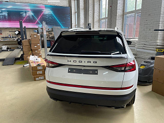 BLACKOUT EDITION. Спойлер крашенный Черный глянец для Skoda Kodiaq I поколение 2016 - 2023